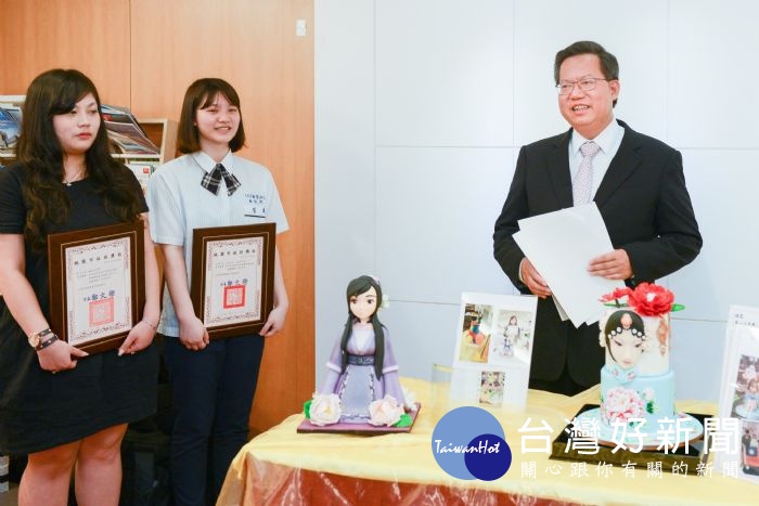 鄭文燦表揚六和高中校友魏嘉諆同學,以及成功工商餐飲管理科二年級的張依芃同學。