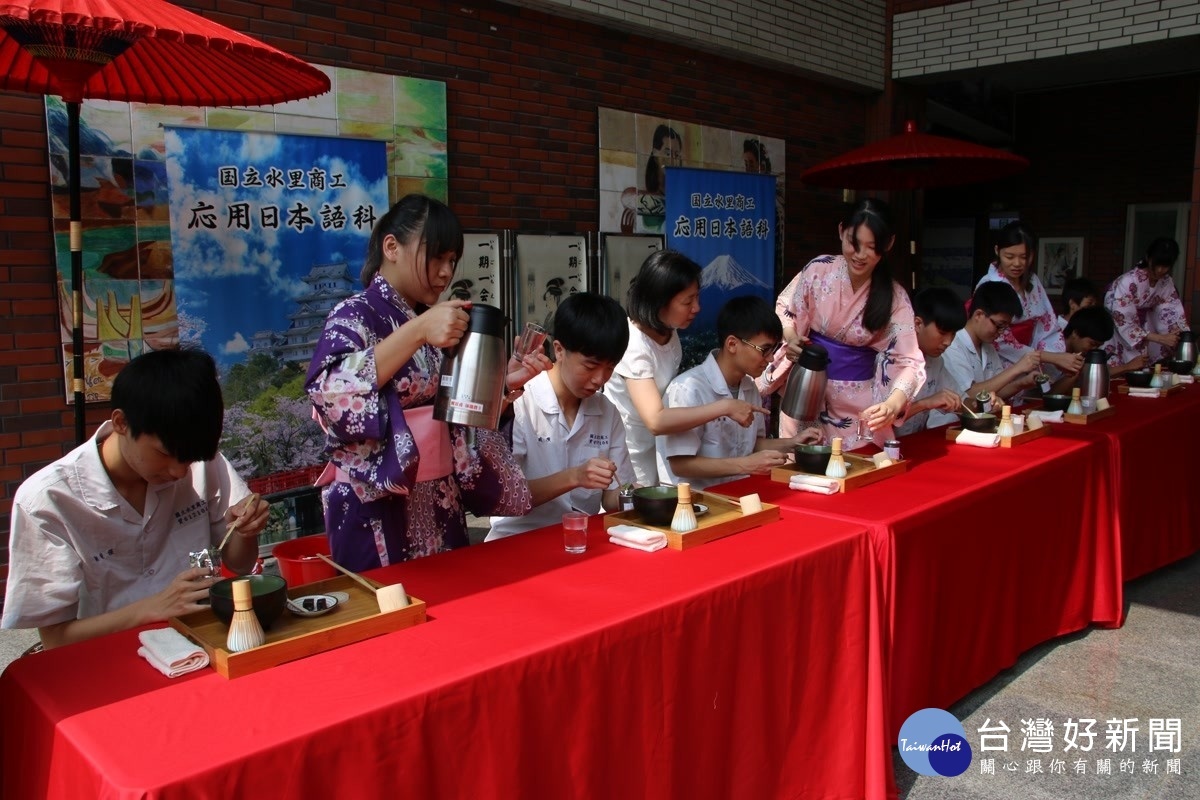 水商應日科給國中生體驗抹茶DIY。