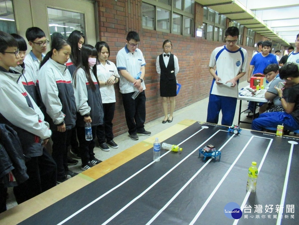 水商電機科向魚池中學生介紹專題製作M-BOT智慧機器人情景。