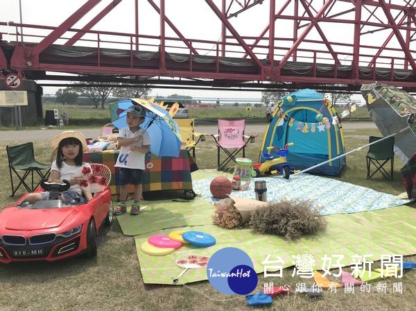 華山基金會舉辦「愛老人公益園遊會暨野餐派對」，邀請親子同遊，留下難忘的歡樂畫面。