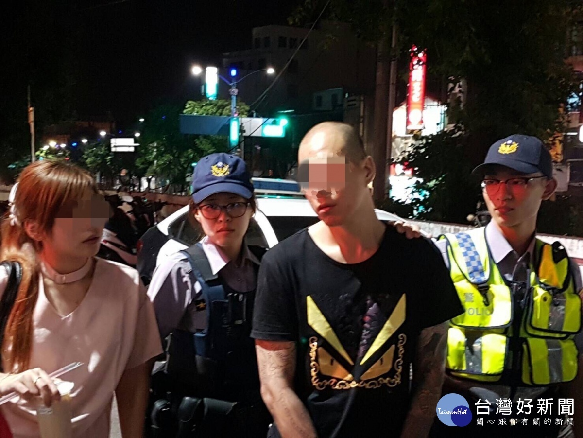 鍾嫌在派出所當看到女友與母親前來時,鍾嫌不禁眼眶泛紅,喃喃低語反覆說抱歉。