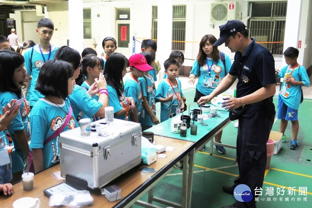 桃園市政府警察局中壢分局偵查佐陳學明獲得107年第11屆全國刑事鑑識楷模殊榮。