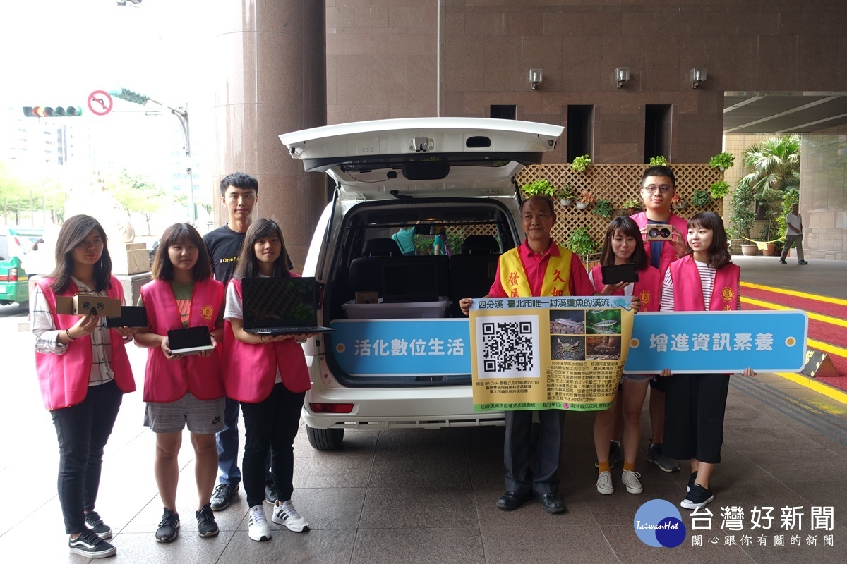 資訊志工協力,南港久如社區展示社區數位有機成長的成果。