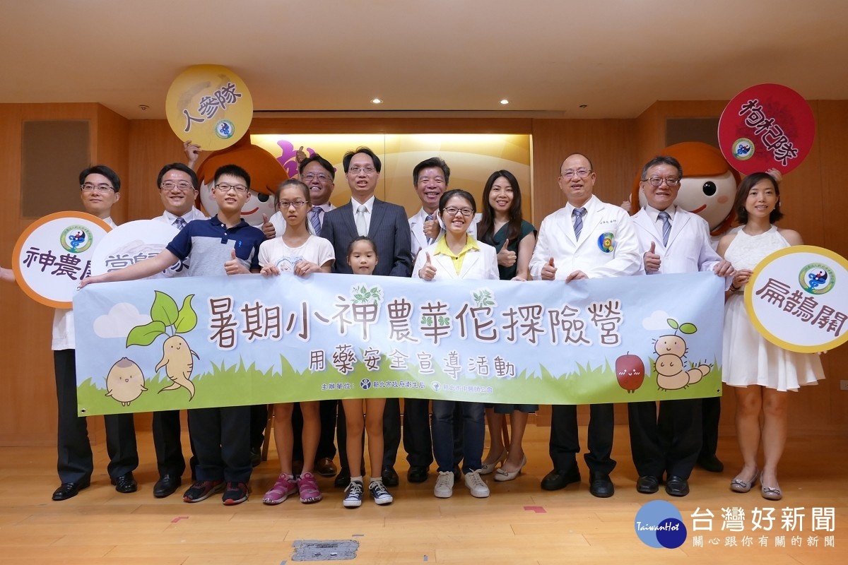就讀長庚大學中醫系的「小西瓜」擔任主持人,現場帶動跳「健腦護鼻操」活潑有趣。(圖/記者黃村杉攝)