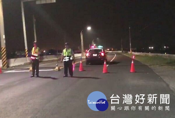 北港警方現場指揮交通,並連絡台電公司派員搶修,亦通知拖吊車吊移故障車輛,協助清理路面掉落物,獲民眾讚許肯定。(記者陳昭宗拍攝)