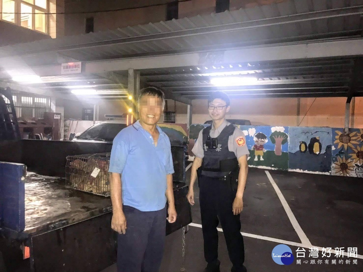 警方調閱監視器畫面，循線找到載運雞隻的貨車，通知失主前來領回，結束這場深夜危「雞」。