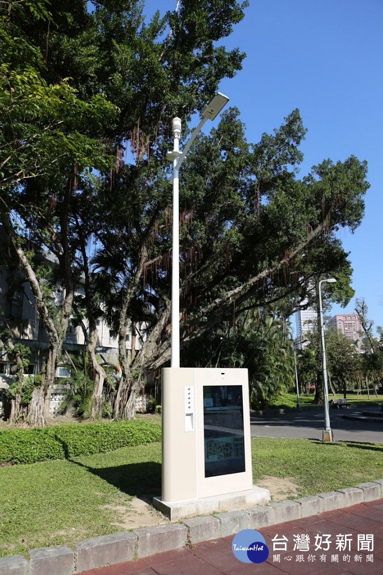 為提供民眾多元智慧服務，推動次世代通訊技術之佈建與發展，台北市預計規劃建置約1.26萬盞智慧路燈，並於115個交叉路口設置人車流偵測器，增進區內交通、警政、環保等公共服務效能，開放觀光行銷等大數據商業應用。（圖／台北市資訊局）