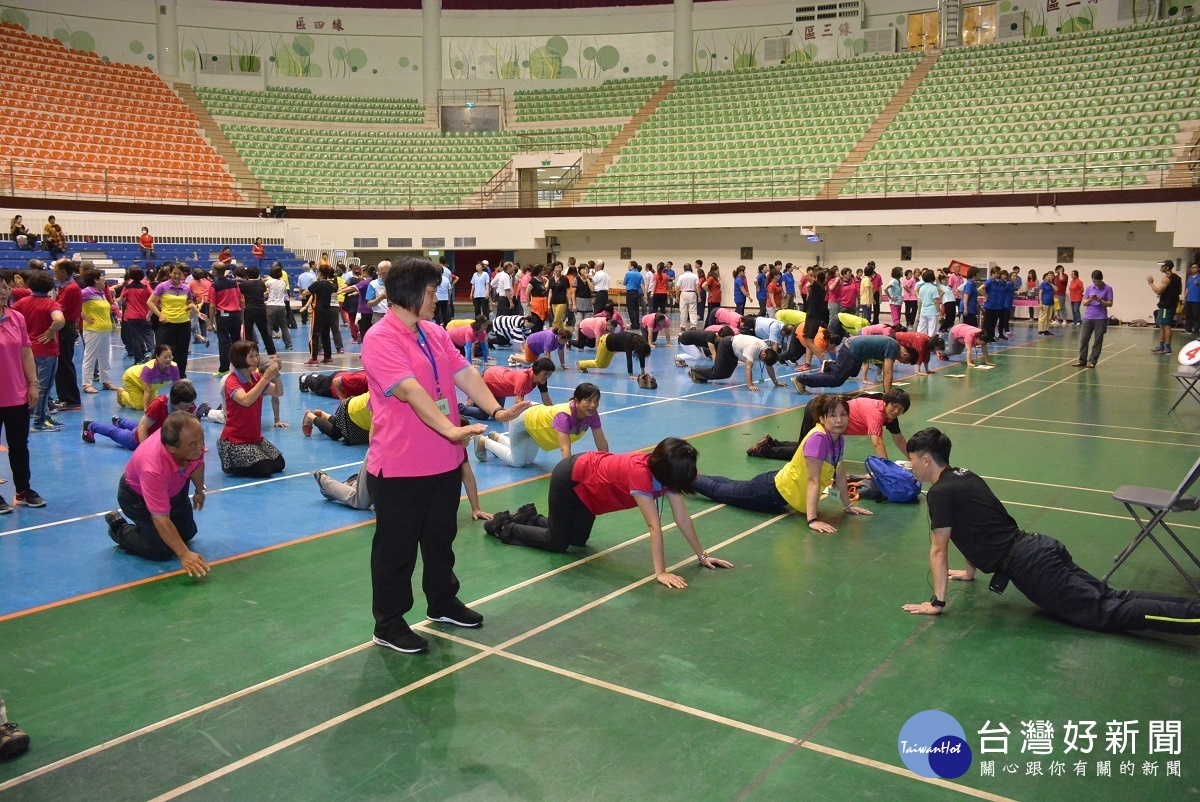 健康同學會肌力訓練營現場進行志工肌力訓練。