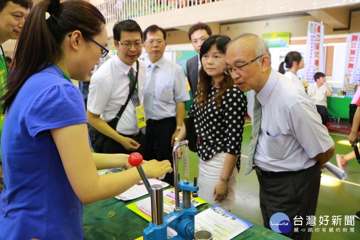 貴賓參觀學生演示。