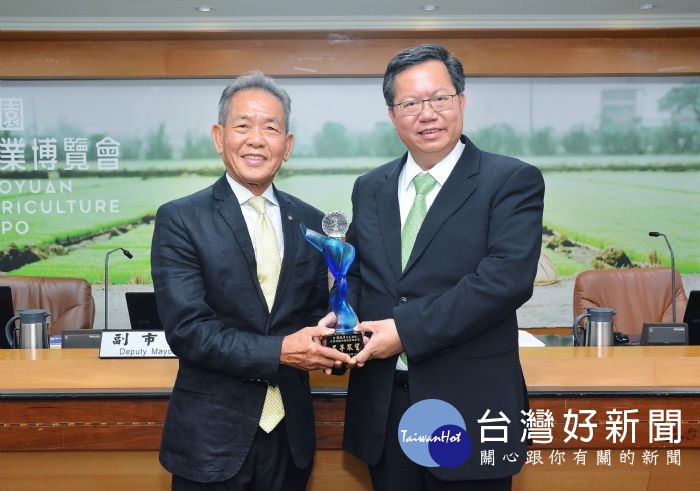 桃園市長鄭文燦主持市政會議,表揚葉政彥先生當選第12屆中華民國田徑協會理事長。