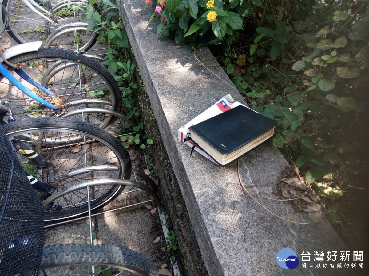 警方在中壢區莊敬路779號旁空地尋回「老舊聖經」。