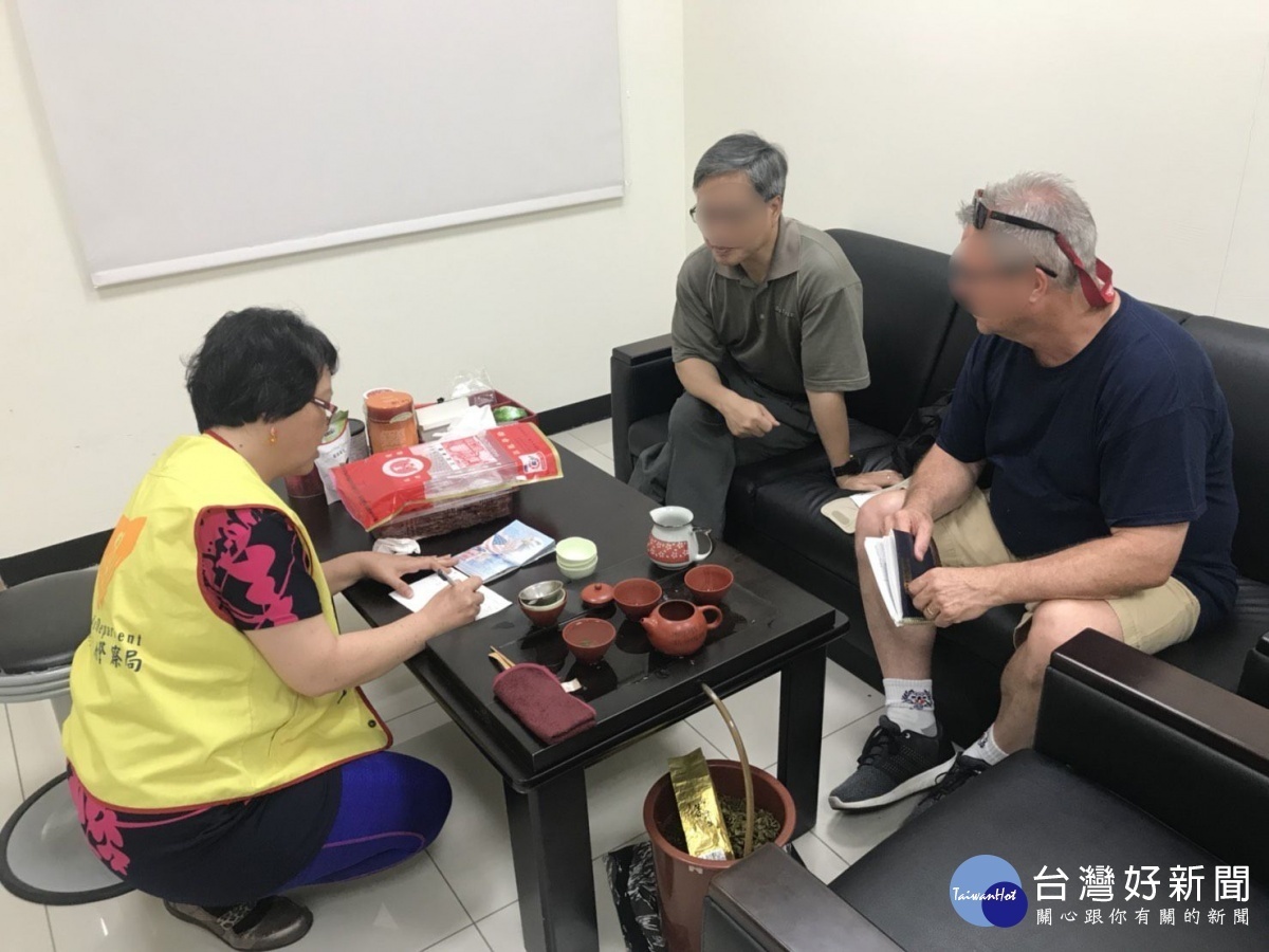 美國老師David協同朋友到場後表示,該聖經是與妻子結婚的時候所購買,留存了近40年極具紀念價值。