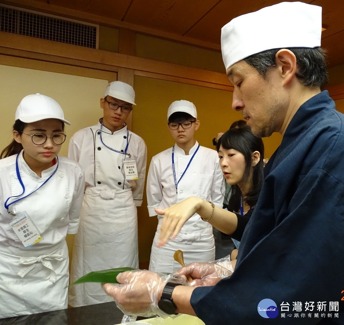 楊凱沁同學〈左1〉參加教育部商業類日本參訪團,學習日式料理日式粽子和甜點製作與松花堂定食配置(圖片/水商提供)