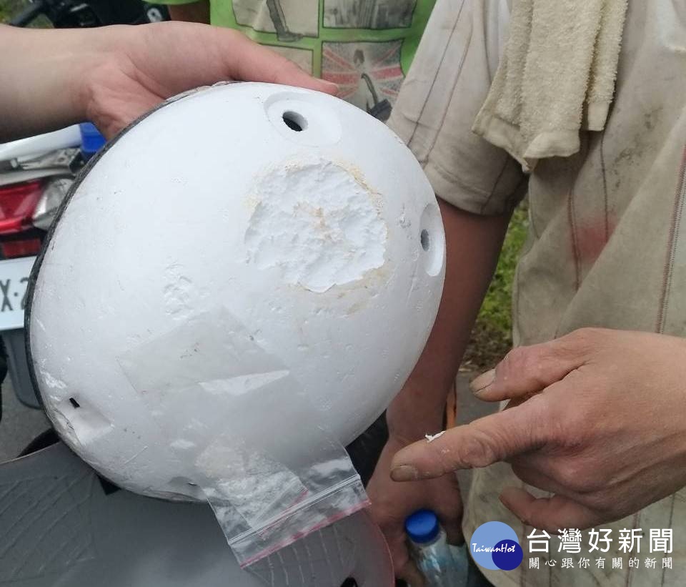 犯嫌將毒品藏在安全帽裡能躲避查緝,沒想到卻還是被眼尖的員警識破,直呼倒楣。