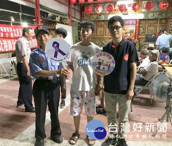警方現場宣導毒品防制及各項犯罪預防，深入村里與鄉親博感情。（記者陳昭宗拍攝）