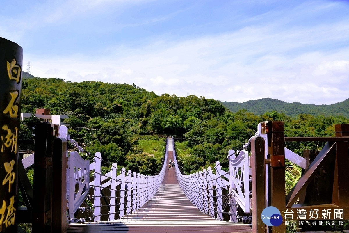 內湖白石湖吊橋，一年四季吊橋附近都有不同的花兒綻放。（圖／北市大地工程處提供）