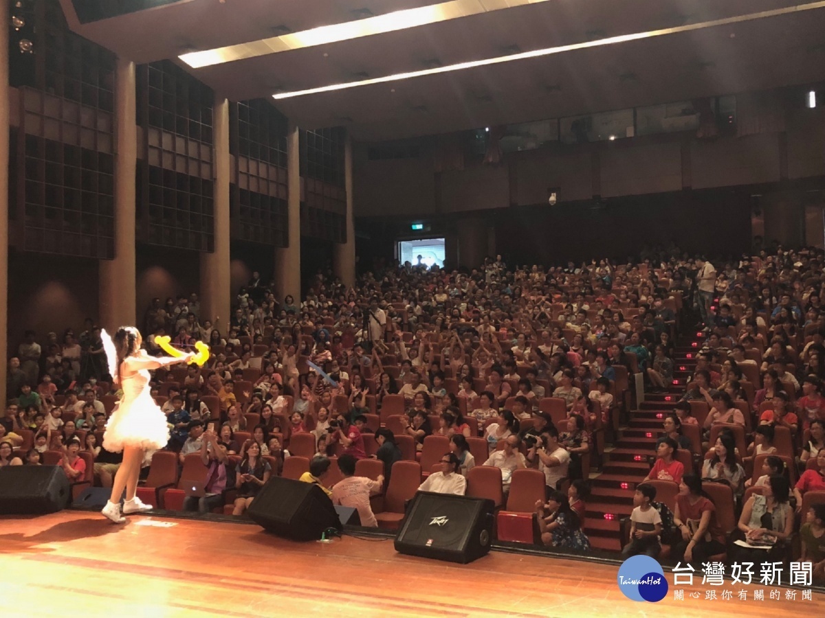 各組參賽者使出渾身解數，賣力表演