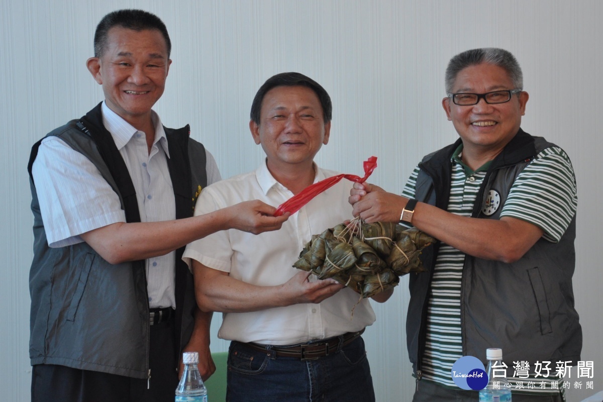 送上彩粽祝順利連任,右為黃金舜主席,左為李條凰副區長。