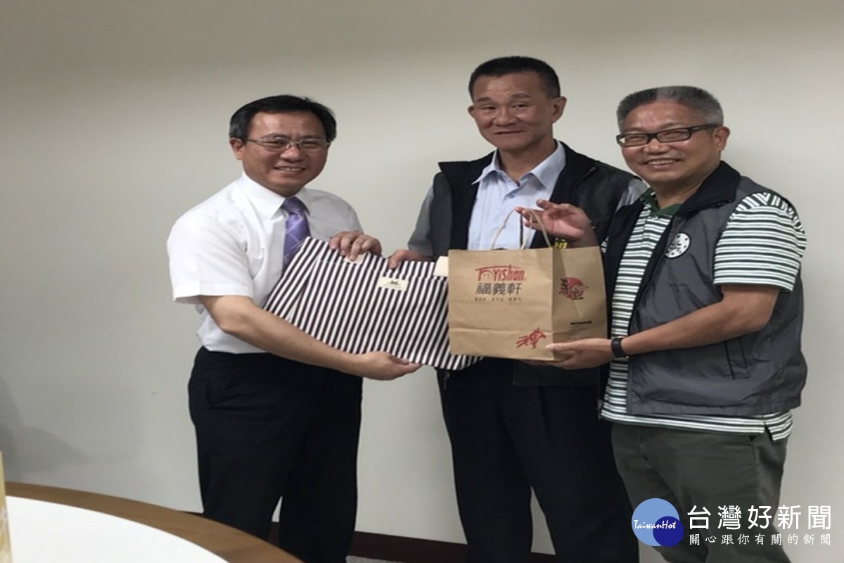 致送伴手禮,由佳里區長葉誌明代表接受。