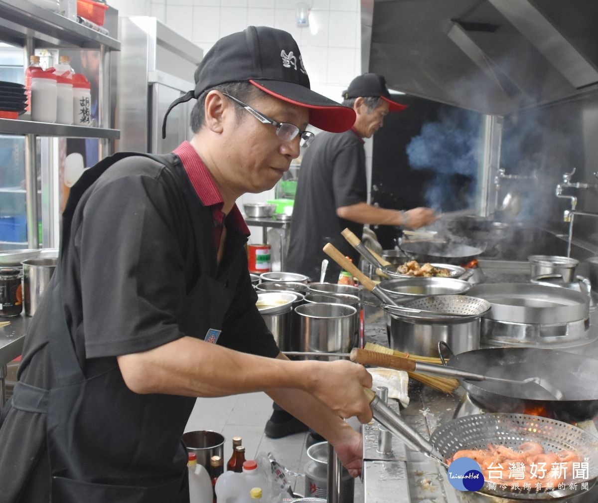 主廚丁彗宏是北部知名餐廳返鄉服務。（記者郭春輝拍攝）