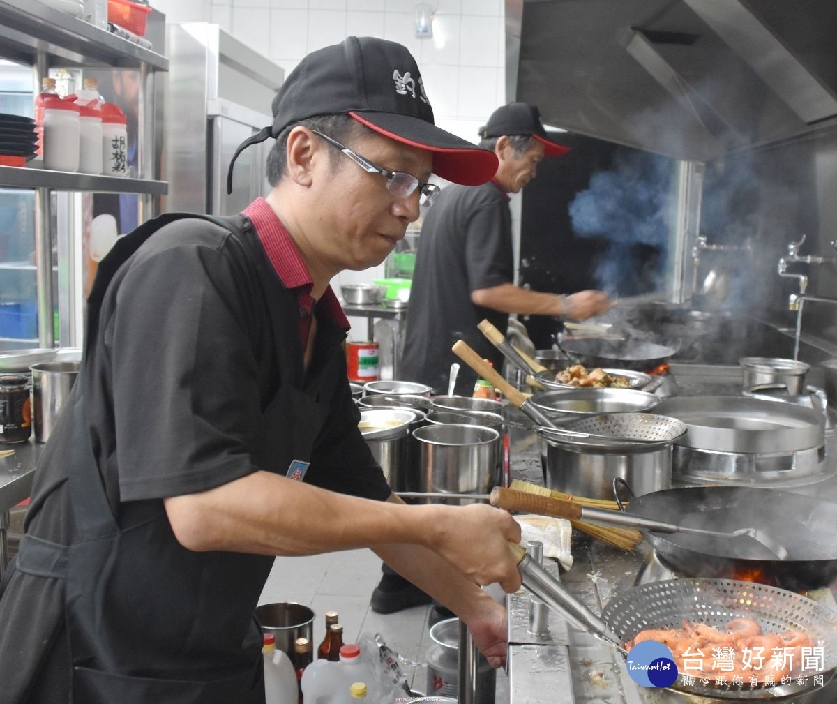主廚丁彗宏是北部知名餐廳返鄉服務。(記者郭春輝拍攝)