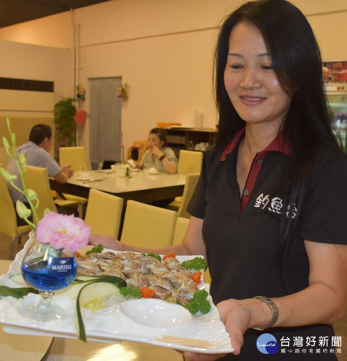 經理陳秀美「秀」澎湖角螺料理,令人垂涎。(記者郭春輝拍攝)