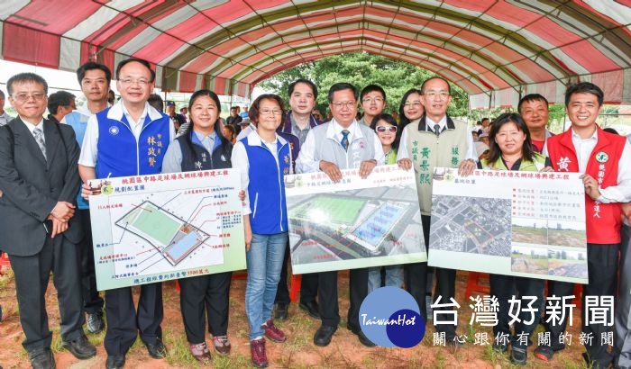 桃園市長鄭文燦前往桃園區溫州一路與正光路口,視察桃園區中路足球場及網球場興建工程。