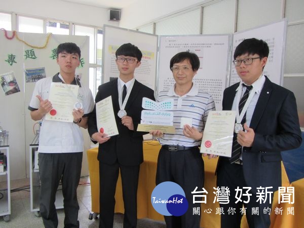 電機科李昱緯、鄭柏瀚、李嘉祐等同學以「應用在物聯網智慧節能控制裝置」參加「2018第29屆馬來西亞國際發明展」比賽,榮獲銀牌獎。(記者陳昭宗拍攝)