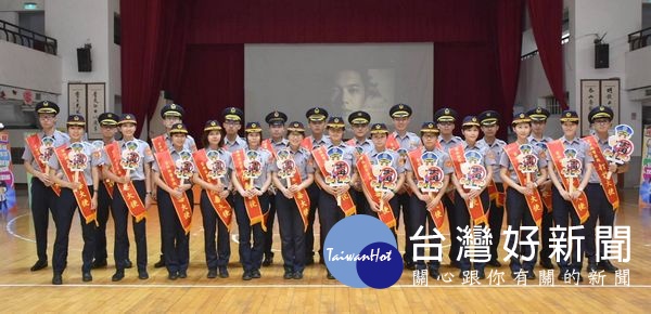 雲林縣警察局長許錫榮親率兼具專業知識及氣質的反毒大使,向師生及社區民眾宣導,彰顯「打擊毒品犯罪、杜絕毒害校園」之決心。(記者陳昭宗拍攝)