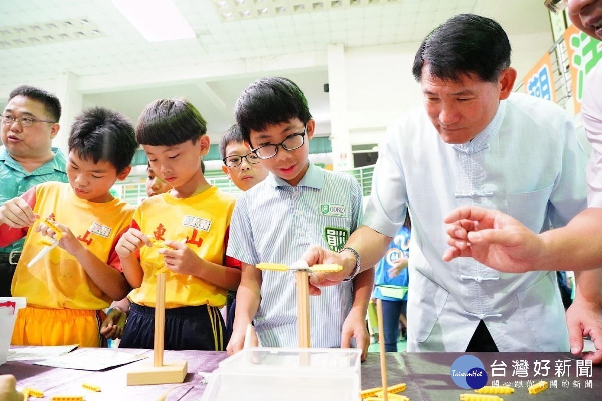 副縣長陳善報在2018彰化科學教育系列活動中參觀學童們的創意成果。