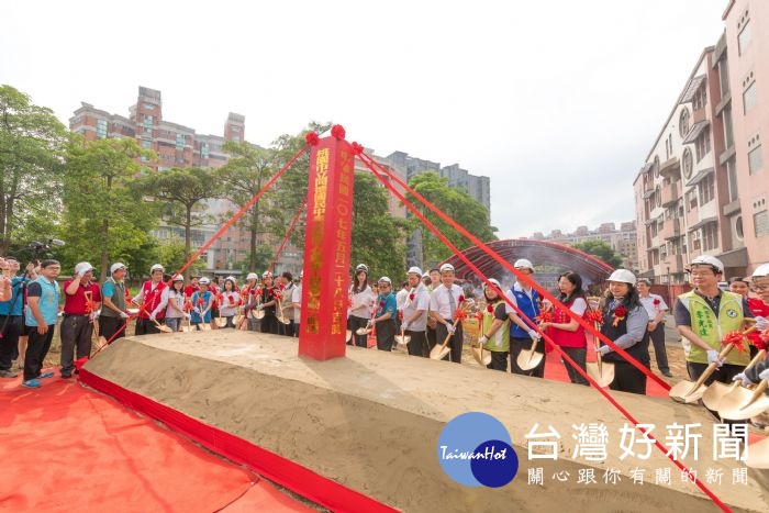 桃園市長鄭文燦,出席桃園市立同德國民中學活動中心新建工程動土奠基典禮。