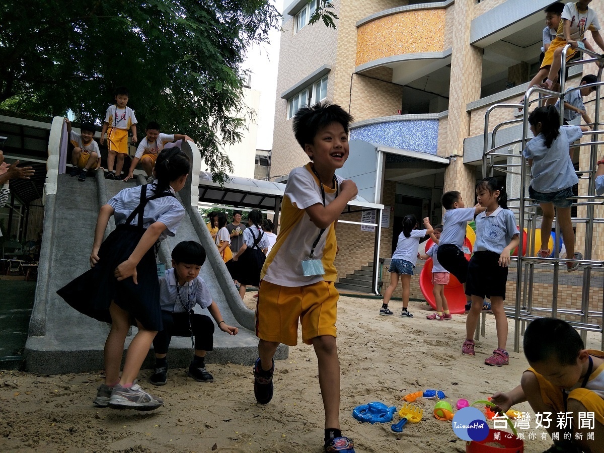民生國小嶄新的創新遊戲場,讓學童可以快樂、自由玩耍的好地方。圖/記者鄧富珍攝