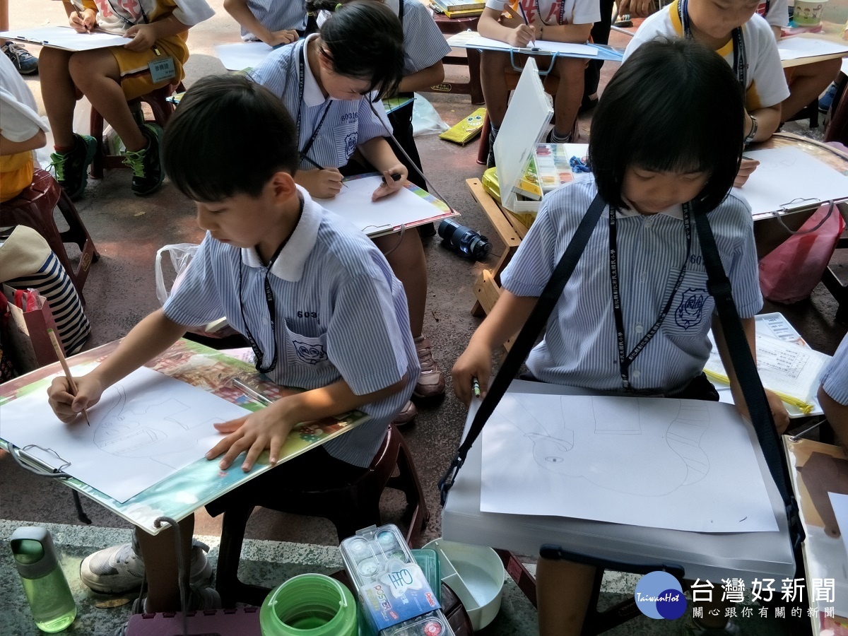 民生國小學童在鳳凰樹下進行彩繪。圖/記者鄧富珍攝