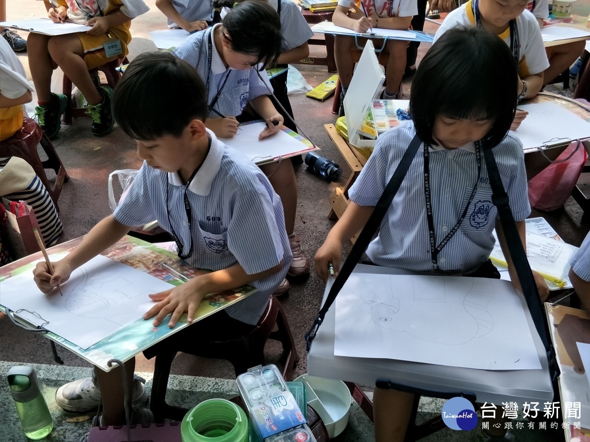 民生國小學童在鳳凰樹下進行彩繪。圖／記者鄧富珍攝