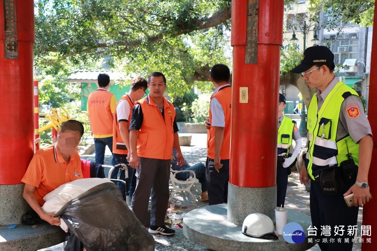 路燈管理所長蔡佳文和分局南投所長楊振延勸導街友愛護環境。(公所提供)