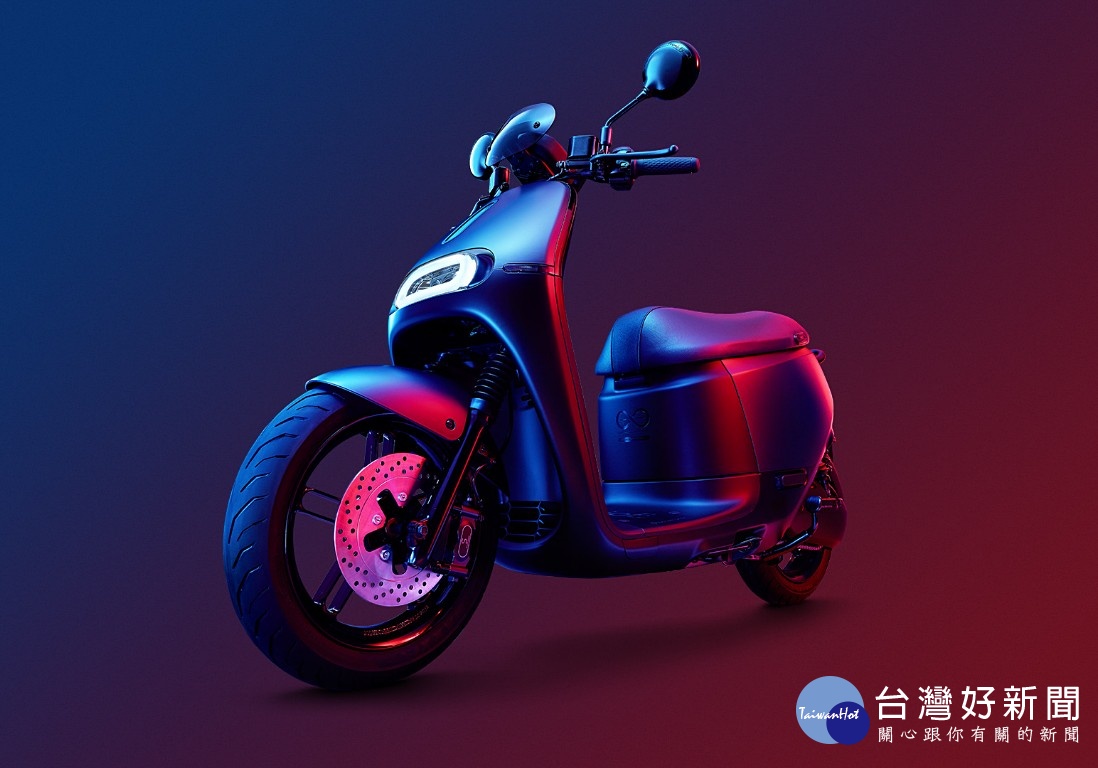 Gogoro在29日發表Gogoro 2系列新車型性能版Gogoro S2,與車色更繽紛、駐車更輕鬆的Gogoro 2 Delight,並報出Gogoro S2定價新台幣9.58萬、Gogoro 2 Delight定價8.38萬的車價。(圖/Gogoro)
