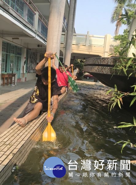 建國國中學生為迎戰雲林首屆龍舟賽,克難以學校魚池為河道、花台為龍舟,練習划槳、培養默契並鍛鍊體力。