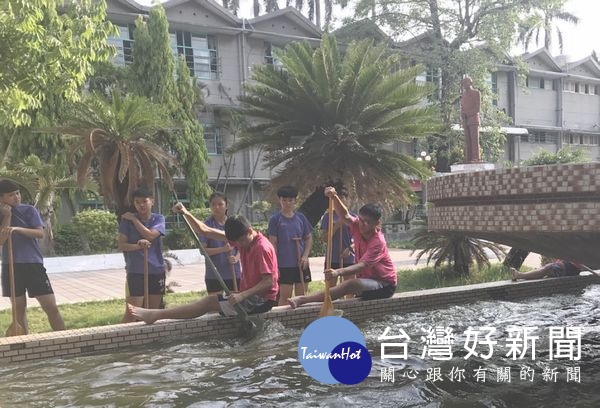 建國國中學生為迎戰雲林首屆龍舟賽,克難以學校魚池為河道、花台為龍舟,練習划槳、培養默契並鍛鍊體力。
