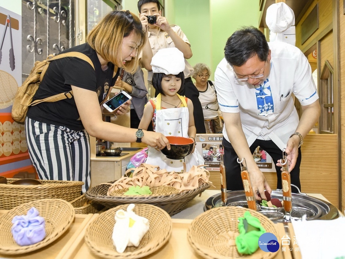 中壢五權親子館暨桃園市托育培力輔導中心開幕,桃園鄭文燦和小朋友一起進行遊戲。