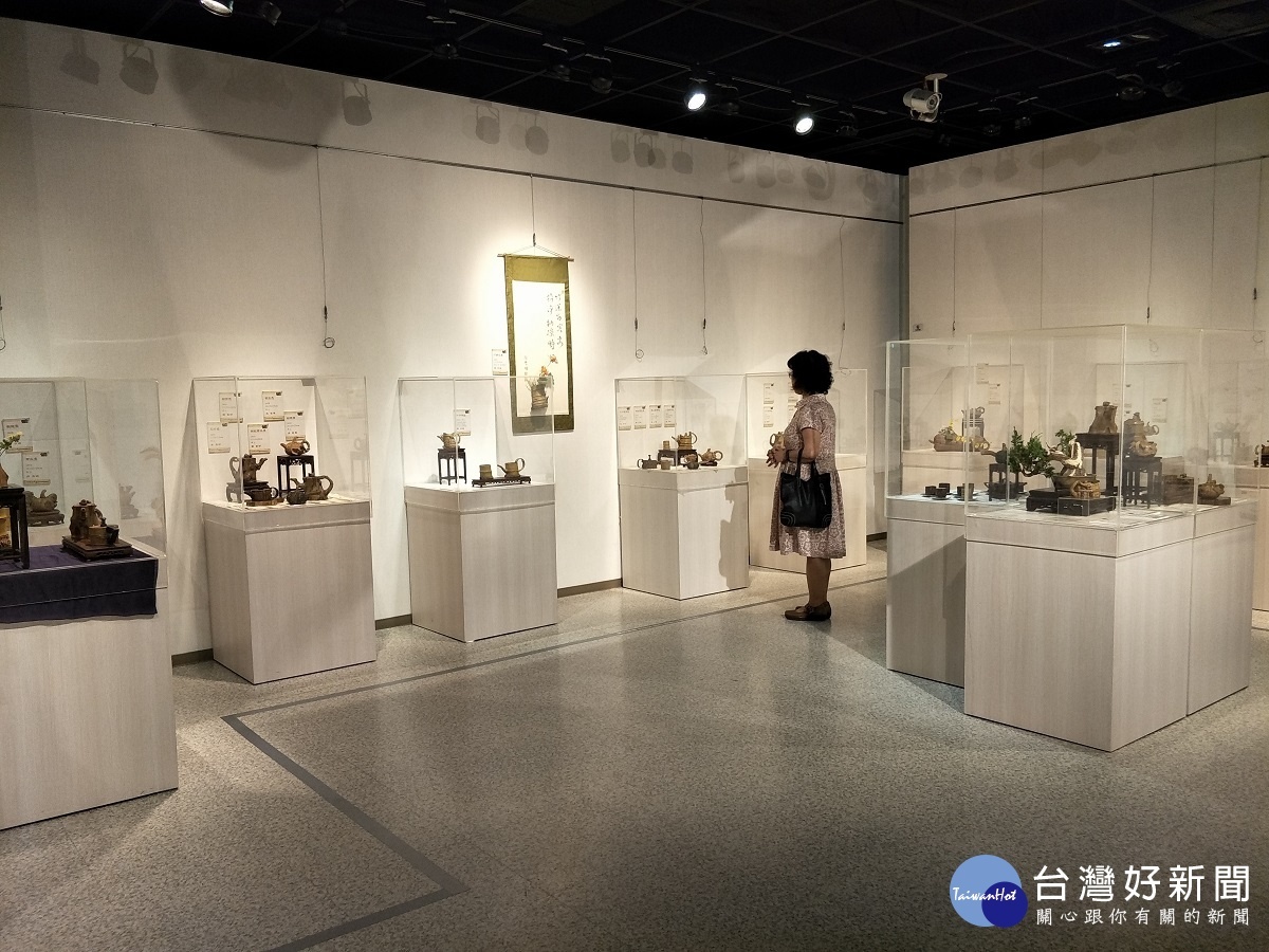 劉克倫老師的「手捏陶藝展」(圖/記者鄧富珍攝)