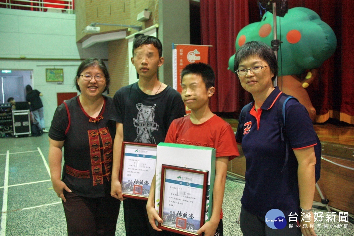 鹿谷國中2位林同學都表現十分優異。(記者扶小萍攝)