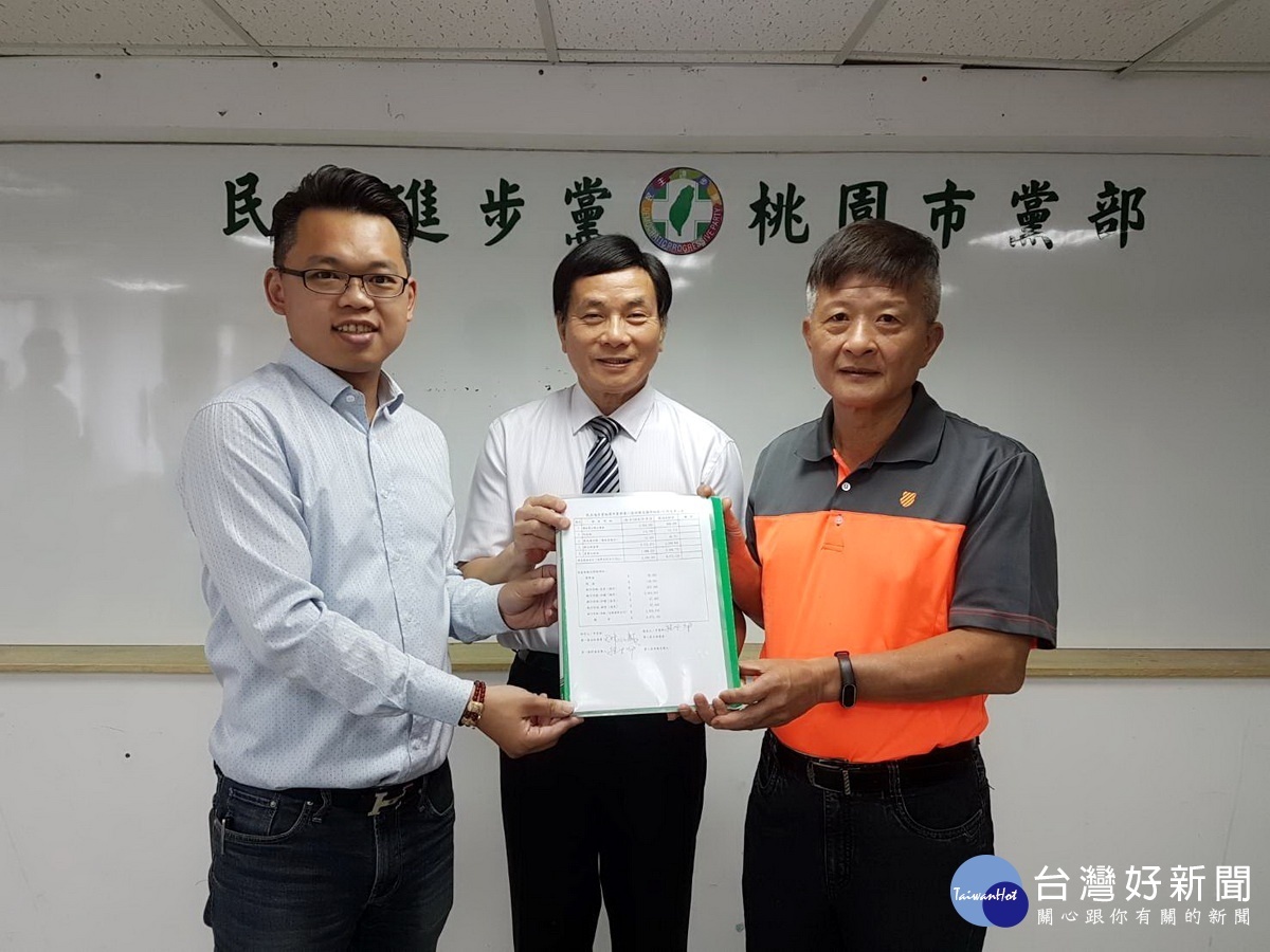 民進黨桃園市黨部評召交接,新任評召劉仁順(右)、卸任評召張火爐(左),由中央黨部中評委陳坤榮監交。