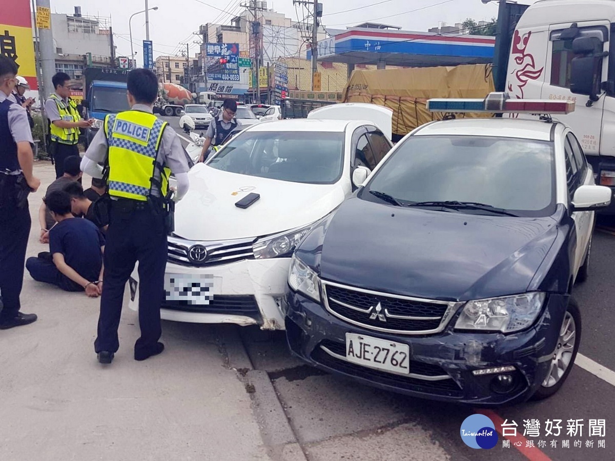 警方以包抄並側撞方式將飛車狂飆的可疑車攔住。