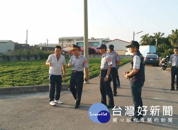 分局長廖志明(左2)立即啟動交通事故防制策進作為,要求就取締、防制、宣導層面進行編組,提醒駕駛人遵守交通規則。(記者陳昭宗拍攝)