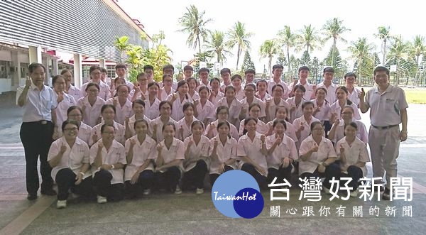 巨人高中藥學護理專班173位應屆畢業生於107年度四技二專衛生護理類統測,再度打破全國應屆生紀錄,100%考上藥學、護理、醫事類之科系。(記者陳昭宗拍攝)