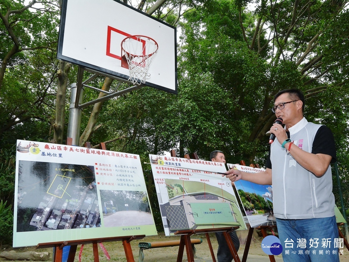 針對「大江山天幕球場工程」，市府體育局長夏金興進行簡報說明。