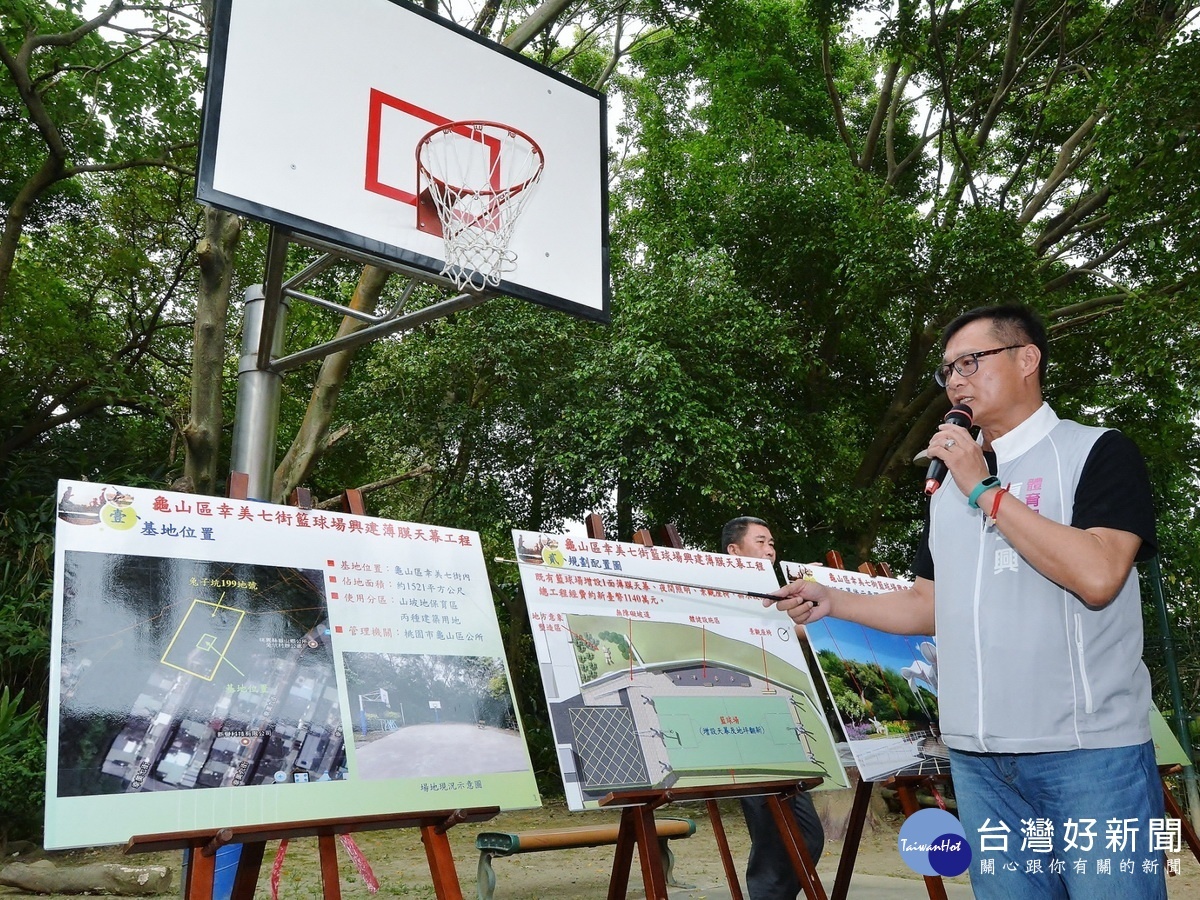 針對「大江山天幕球場工程」,市府體育局長夏金興進行簡報說明。