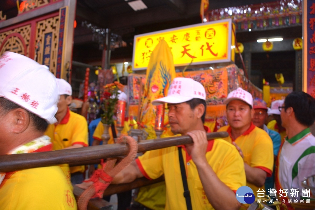 請媽祖代天巡狩神轎出發。(圖/記者黃芳祿攝)