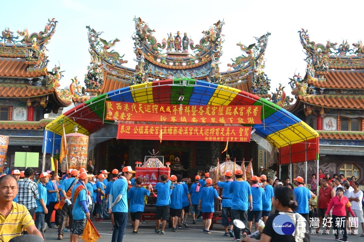 請媽祖沿路逢廟拜廟。(圖/記者黃芳祿攝)