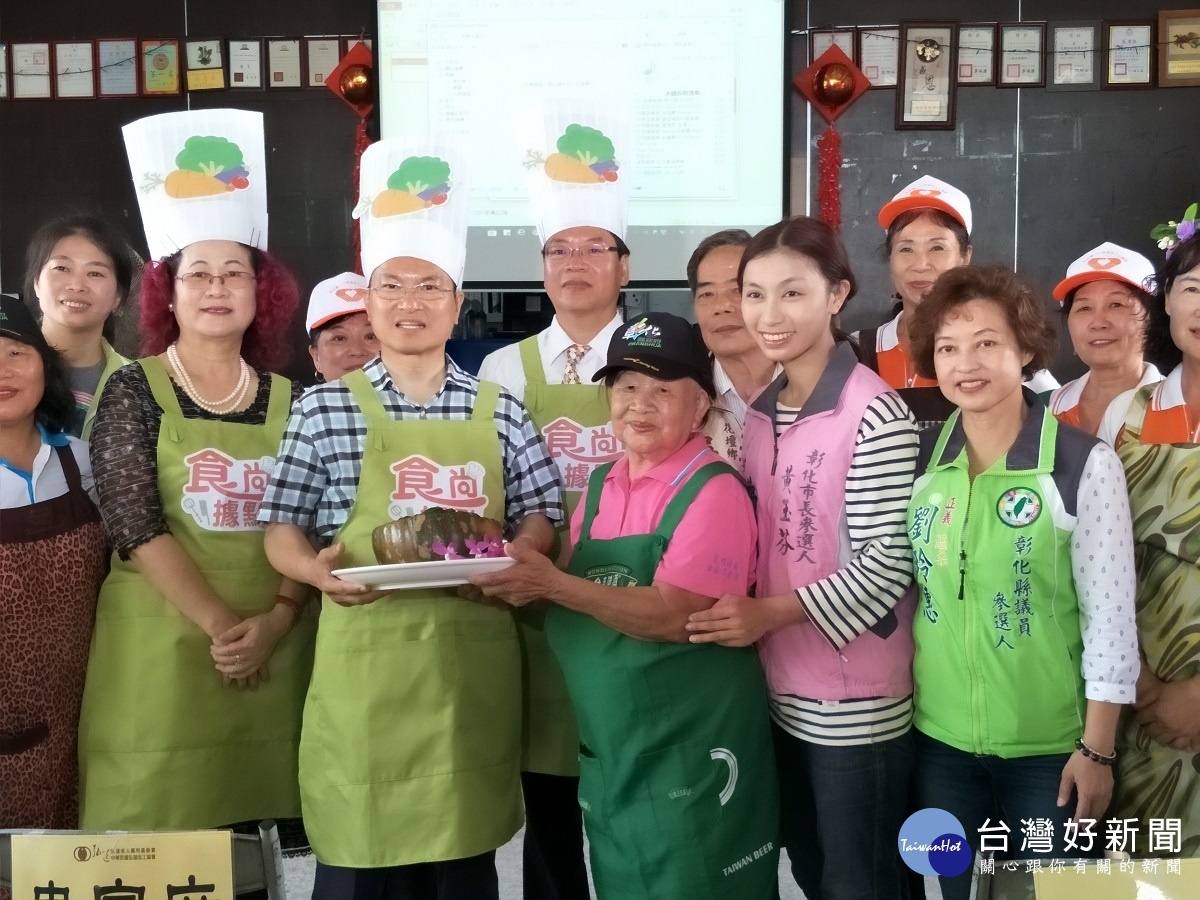 彰化縣長魏明谷與賴李景雲阿嬤親自上菜秀、共享美食。圖／記者鄧富珍攝